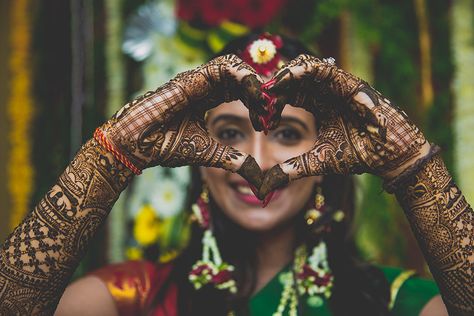 Stunning mehendi designs for Bride Vinita Mehendi Photography Bridal, Mehndi Poses, Mehendi Photoshoot, Mehendi Photography, शादी की तस्वीरें, Mehndi Function, Indian Bride Photography Poses, Indian Wedding Poses, Indian Wedding Photography Couples