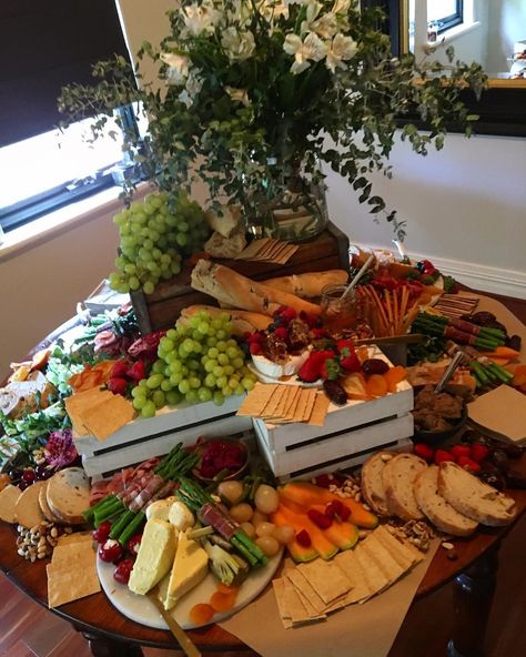 round table grazing Appetizer Table Decor, Thanksgiving Appetizer Table, Appetizer Table Display, Table Grazing, Appetizer Table, Food Display Table, Set Up Ideas, Cheese Table, Thanksgiving Appetizer