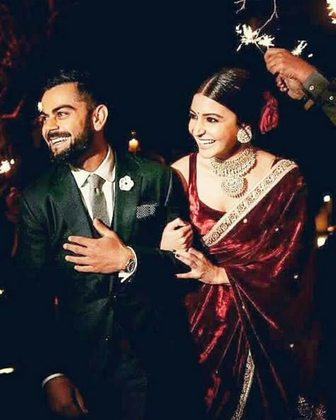 Anushka paired her saree with a stunning uncut diamond and pearl choker with matching studs !! #celebrityweddings #indian #bollywood #sabyasachi #lehenga #menwear #trendy #saree #jewellery Anushka Sharma Engagement, Reception Sarees, Virat Kohli And Anushka, Engagement Saree, Velvet Saree, Reception Saree, Virat And Anushka, Engagement Ceremony, Bollywood Wedding