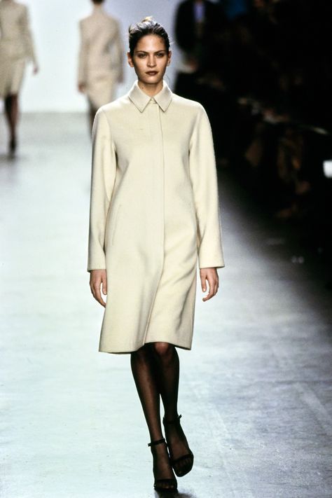 Calvin Klein Collection Fall 1999 Ready-to-Wear Fashion Show - Frankie Rayder Frankie Rayder, 90s Calvin Klein, 90s Runway Fashion, Parisian Chic Style, Prada Spring, Vintage Calvin Klein, Outfit 90s, Calvin Klein Collection, Runway Looks