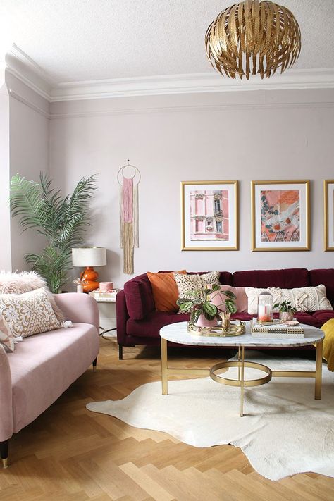 Maroon Living Room, Pink Sofa Living Room, Pink Sofas, Rosa Sofa, Burgundy Sofas, Burgundy Living Room, Parquet Floors, Gold Living Room, Pink Living Room