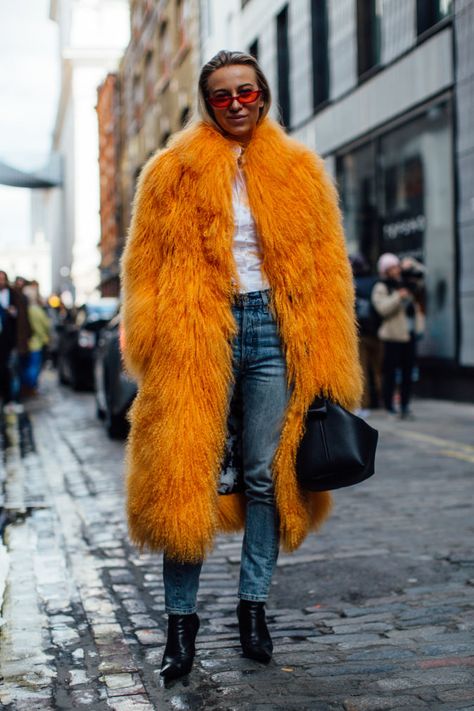 Faux Fur Coat Outfit, Outfits For London, Style Fall Outfits, Orange Outfits, Nyc Winter Outfits, High Street Style, Embroidery Clothes, Street Style Fall, Street Style 2018