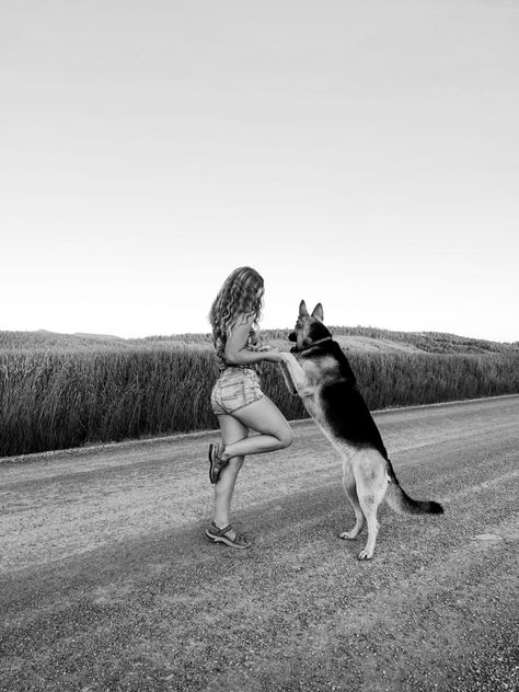 Girl Photoshooting With Dog, German Shepard Photoshoot, Dog Mom Picture Ideas, Gotcha Day Photo Shoot Dog, Photoshooting Dog And Girl, Poses To Do With Your Dog, Photoshoot With Your Dog, Owner And Dog Photoshoot, Poses With Dogs Instagram