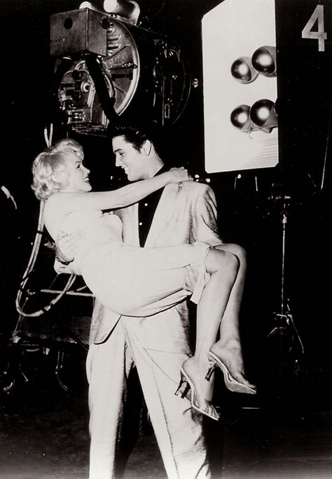 Marilyn Monroe - Elvis Presley This is the cutest thing I've ever seen <3 Elvis Images, Young Elvis, Jailhouse Rock, Elvis Presley Pictures, Elvis And Priscilla, Joe Dimaggio, Elvis Movies, Vivien Leigh, We Will Rock You