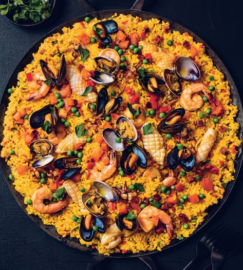 Resist the temptation to stir the paella. Let it sit to develop the flavours and the crunchy crust that forms along the bottom of the dish. Chorizo Paella Recipe, Paella Seafood, Bbq Pasta, Chorizo Paella, Creme Brulee French Toast, Spanish Paella, Seafood Paella, Paella Recipe, Pasta Chicken