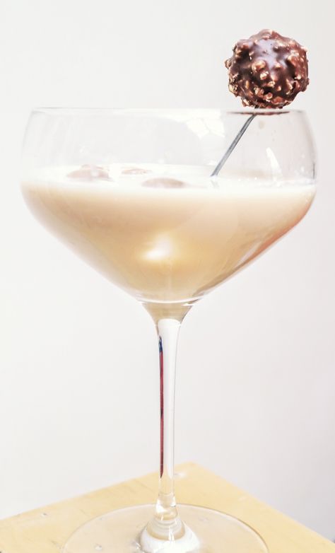 Ferrero Martini Drinks With Gin, Gin Mixed Drinks, Dessert Martini, Mixing Drinks, Cocktail Desserts, Tasty Pasta, How To Mix, Ferrero Rocher, Christmas Cocktails Recipes