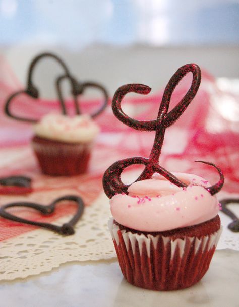 DIY: How to Create Chocolate Letter Cupcake Toppers! Our creative director Linda Facci (@faccidesigns) teaches us how to create some very sweet edible cupcake toppers!  1. Gather your supplies. 2.... Monogram Cupcakes, Chocolate Names, Chocolate Cake Toppers, Chocolate Toppers, Chocolate Letters, Fun Cupcake Recipes, Monogram Cake Toppers, Wedding Cupcake Toppers, Monogram Cake