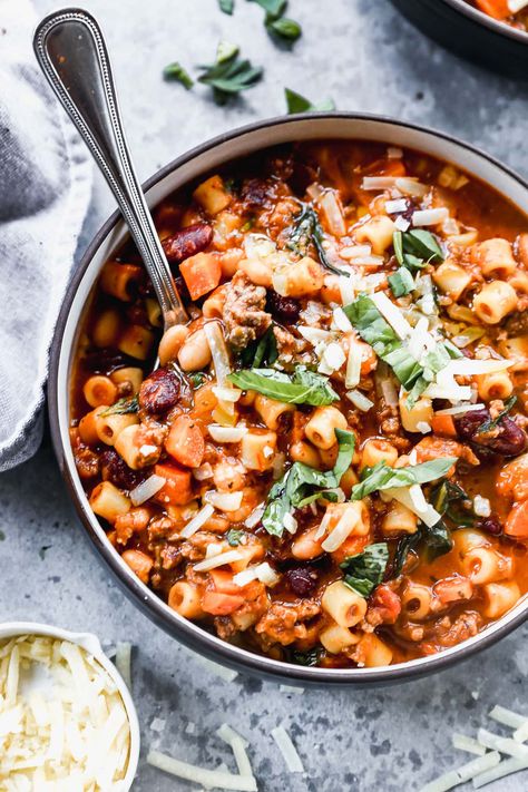 One-pot Pasta Fagioli (meaning pasta and beans) is a hearty and budget-friendly Italian soup.r With lean gound beef, beans, and pasta, it's thick, filling, and comforting! Pasta Fagiole, Pasta Fagoli, Meat Soups, Pasta Fagioli Soup Recipe, Pasta And Beans, Pasta Fagioli Recipe, Pasta Fagioli Soup, Well Plated, Pasta E Fagioli Soup