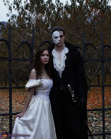 Jordan: I am wearing the costume with my gorgeous girlfriend Aiden. She is an extremely gifted singer and The Phantom of the Opera has been her favorite since she was a... Cute Couples Costumes, Matching Halloween Costumes, Costume Works, Duo Halloween Costumes, Couples Halloween Outfits, Hallowen Costume, Cute Couple Halloween Costumes, Matching Costumes, Halloween Costume Contest