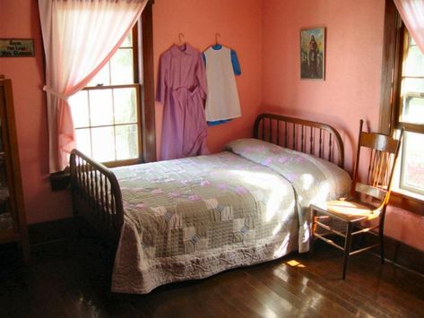 Amish Homes Inside ~ Sarah's Country Kitchen ~Amish Girl's Bedroom Simple Rooms, Amish School, Real Bedroom, Amish Bed, Amish Photography, Amish Ways Of Living, Amish Bedroom, Amish Home, Amish Country Ohio