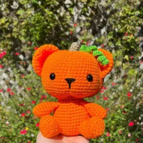 Free Pattern – Pumpkin Bear – Crochet Bear Amigurumi Pattern, Jewelry Making Kids, Crochet Mens Scarf, Indie Craft, Mini Scrapbook Album, Bear Amigurumi, Circular Knitting Machine, Bear Crochet, Pattern Stamping