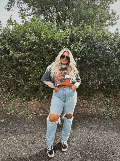 Trendy Outfit Ideas Plus Size, Platform Concert Outfit, T Shirt Outfit Midsize, Grungy Mom Outfits, Cute Mom Outfits Midsize, Cute Fall Plus Size Outfits For Women, Edgy Fashion Midsize, Cute Mom Jean Outfits, Mid Size Graphic Tee Outfit