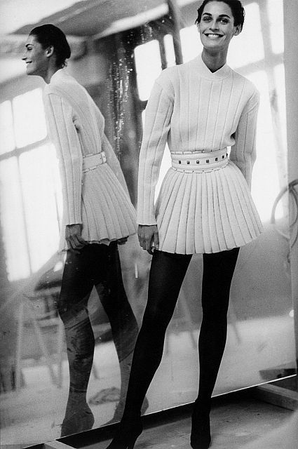 Inspiration of the week: Azzedine Alaïa | TBS Decade Fashion, Alaia Dress, Fashion 1980s, Azzedine Alaïa, 80's Fashion, 90s Models, Azzedine Alaia, Peter Lindbergh, Elegant Outfits