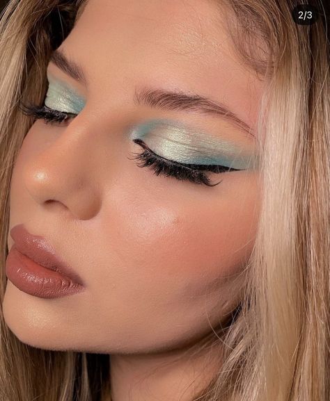 Mint Green Outfit Makeup, Sea Green Eyeshadow, Mint Green Makeup Looks, Mint Green Makeup, Mint Eyeshadow, Sweet 16 Makeup, Y2k Makeup, Aqua Eyes, Bright Makeup