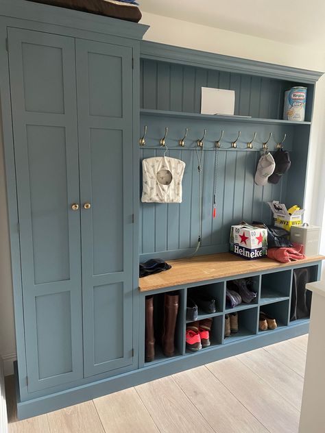 Oak Room Ideas, Cloak Room Storage Ideas, Victorian Hallway Storage, Boot Bench Entryway, Porch Ideas Entrance Interior Small Uk, Green Boot Room, Enterance Idea Decoration, Coat Room Ideas, Cloakroom Ideas Coats