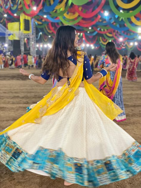 Navaratri Chaniya Choli Pose, Navratri Poses Ideas Single, Navratri Chaniya Choli Photo Pose, Navratri Chaniya Choli Pose, Navratri Poses For Women, Navratri Picture Ideas, Garba Poses For Women, Chaniya Choli Photo Pose, Chaniya Choli Poses