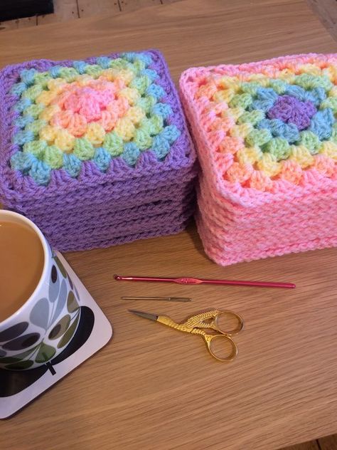 Crochet Craft Room, Pretty Stacks, Crochet Swirl, Granny Square Häkelanleitung, Happy Room, Granny Square Crochet Patterns Free, Crochet Blanket Designs, Rainbow Crochet, Crafty Mama