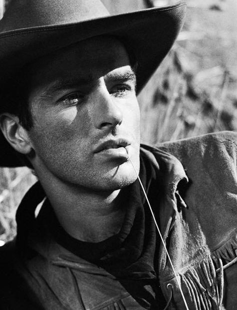 Montgomery Clift in Red River (1948) Klasik Hollywood, Island Of Misfit Toys, Montgomery Clift, Misfit Toys, Portrait Vintage, Good Cigars, 12 October, Marlon Brando, Hollywood Legends