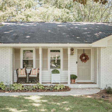 Ranch Home — Little House of Chic Hamptons Front Porch, White Ranch House Exterior, White Ranch House, Hamptons Dining, Front Porch Furniture, Ranch House Exterior, Painted Brick House, Diy Backyard Patio, Oyster White