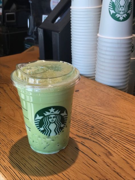 Starbucks Matcha Drinks, Matcha Latte Starbucks, Matcha Starbucks, Starbucks Matcha, Matcha Lover, Green Drink, Starbucks Coffee Drinks, Matcha Smoothie, Iced Matcha Latte