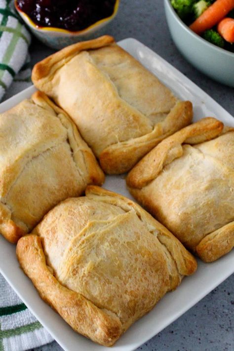 Chicken Pockets Chicken Squares, Crescent Chicken, Chicken Pockets, Easy Chicken Pot Pie Recipe, Can Chicken Recipes, Easy Chicken Pot Pie, Crescent Roll Recipes, Crescent Dough, Cream Cheese Chicken