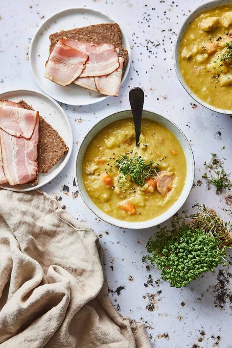 It must be one of the most famous Dutch soups; erwtensoep or Dutch pea soup. It's the perfect comfort food for autumn and winter and super delicious. It does take a bit of time to Dutch Pea Soup Recipe, Cold Weather Soup, Beef Sausage, Split Pea Soup, Pork Cutlets, Smoked Cooking, Dutch Recipes, Pea Soup, Smoked Sausage