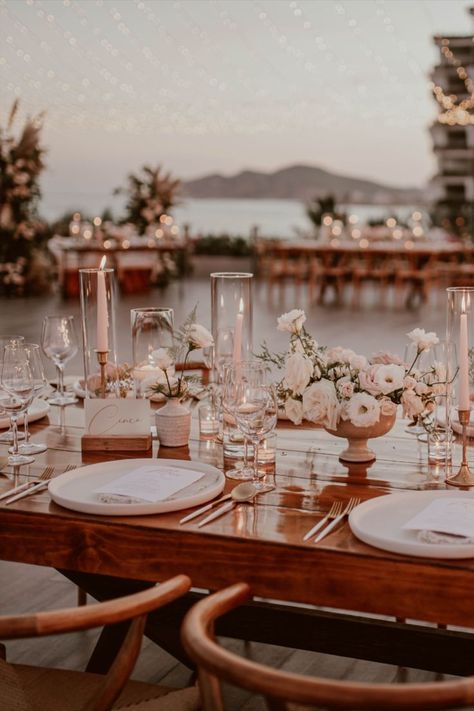 Mexico Beach Wedding Reception, Mexico Wedding Reception Decor, Beachy Wedding Inspiration, Cabo Wedding Table Decor, Boho Beach Wedding Reception Decor, Beach Wedding Inspiration Receptions, Minimalistic Reception, Tunisian Wedding, Mexico Wedding Ideas