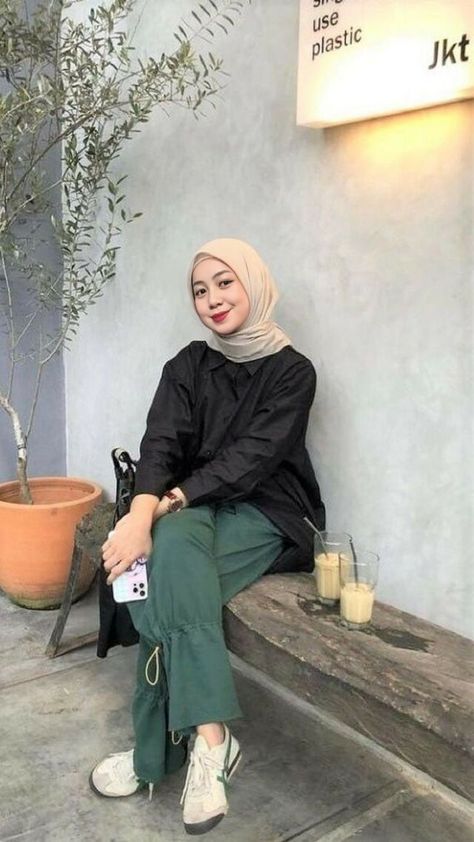 Hijabi Casual Outfits, Minimalist Wardrobe Capsule, Fashion Identity, Hijabi Outfit, Street Hijab Fashion, Modest Fashion Hijab, Color Combinations For Clothes, Ootd Dress, Casual Hijab Outfit