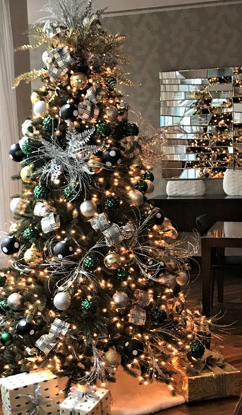 Elegant Green Christmas Trees, Black Green And Gold Christmas Tree, Trending Christmas Tree 2023, Green Black Brown Christmas Decor, Christmas Decorations 2023 Trends, Christmas Tree 2023 Trends Color, Black And Green Christmas Tree, Hunter Green Christmas Tree, 2023 Christmas Tree Trends