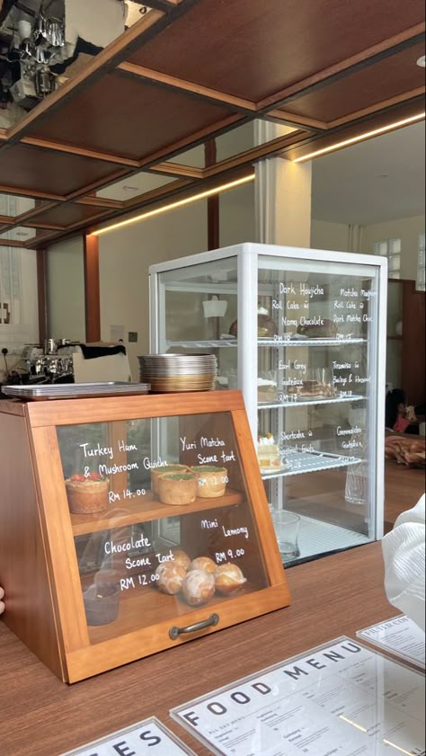 Dessert Case Design, Pastry Booth Design, Small Cafe Bakery, Mini Bakery Shop Design Interior, Bakery Display Counter, Cafe Storage, Cafe Display, Pastry Display, Mini Cafe