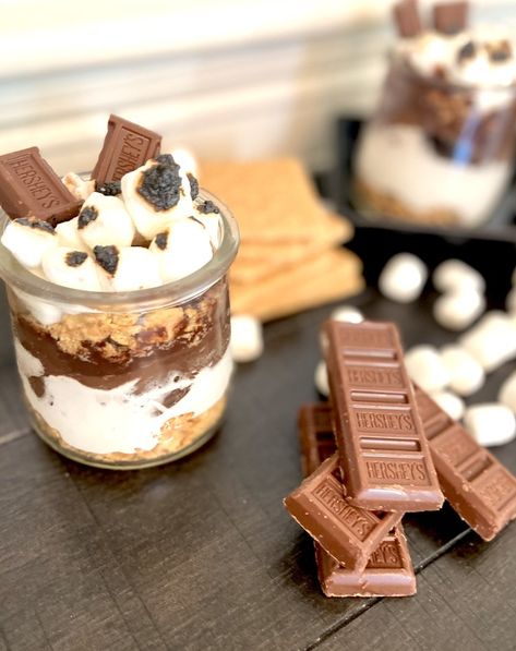 S’mores Parfait Cups — What's Nasreen Cooking Mini Parfait Desserts, Chocolate Pudding Cups, Mason Jar Desserts, Parfait Cups, Parfait Desserts, Parfait Recipes, Mini Mason Jars, Dessert In A Jar, Pudding Cups