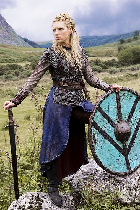 Vikings - Lagertha (Shield maiden. I love her shield, sword and chainmail, I think very realistic. Dreadful hairstyle though.) Lagertha Lothbrok, Vikings Lagertha, Costume Viking, Vikings Season, Viking Costume, Viking Women, Vikings Tv, Katheryn Winnick, Tokyo Street Fashion