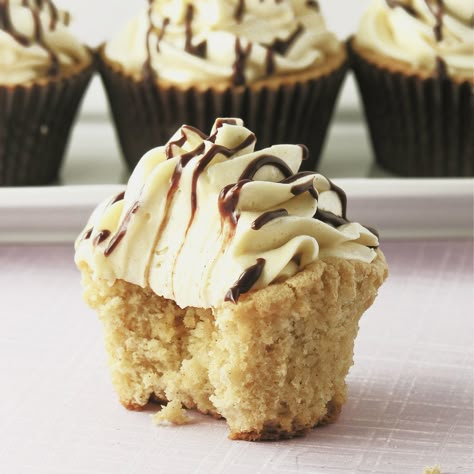 Drunken Cupcakes, Adult Cupcakes, Irish Cream Cupcakes, Baileys Cupcakes, Baileys Irish Cream Recipes, Baileys Cake, Irish Cream Recipe, Boozy Cupcakes, Irish Desserts