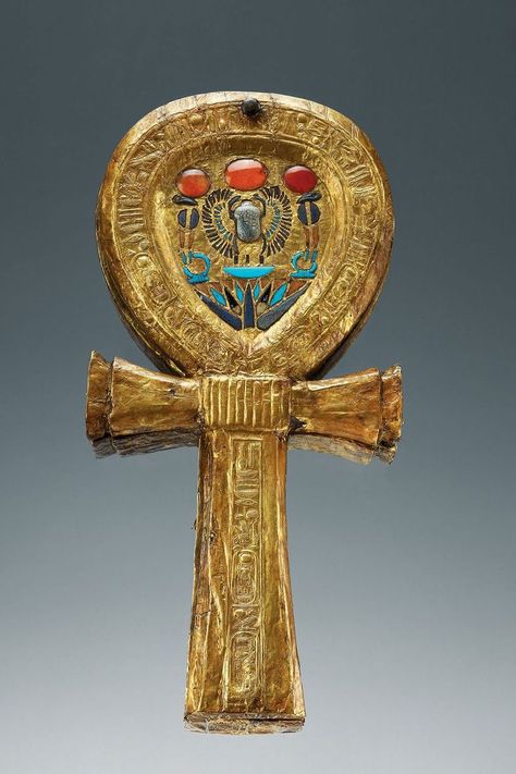 Mirror case in the shape of an Ankh sign. From the tomb of Tutankhamun - Trips in Egypt Religion Symbols, Starověký Egypt, Egyptian Cross, Egypt Museum, Ankh Symbol, Egyptian Ankh, Egyptian Artifacts, Mirror Box, Shaped Mirror