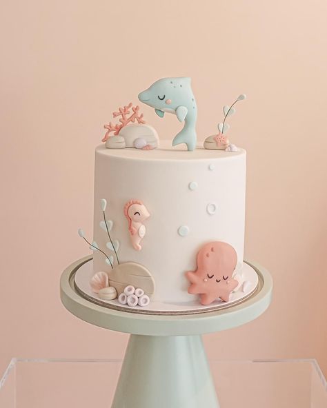 Cake Under The Sea, Birthday Cake Under The Sea, Under The Sea 1st Birthday Cake, Aquarium Birthday Cake, Sea Animals Birthday Cake, Sea Animals Cake, Baby Beluga Birthday Party, 1st Birthday Cake Beach Theme, Under The Sea Baby Shower Cake