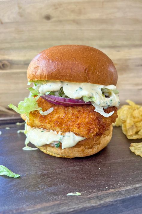 Gourmet Fish Sandwich, Crunchy Fish Recipes, Healthy Fish Sandwich, Best Fish Sandwich Recipes, Air Fryer Fish Sandwich, Fried Grouper Sandwich, Crispy Fish Sandwich, Grouper Sandwich Recipes, Fried Fish Sandwich Recipes