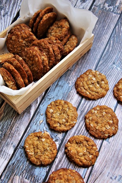 ANZAC Biscuits – T O N I B R A N C A T I S A N O Anzac Biscuits Chewy, Anzac Cookies, Australian Desserts, Aussie Food, Anzac Biscuits, Sunrise Ceremony, Golden Syrup, Anzac Day, Christmas Cooking