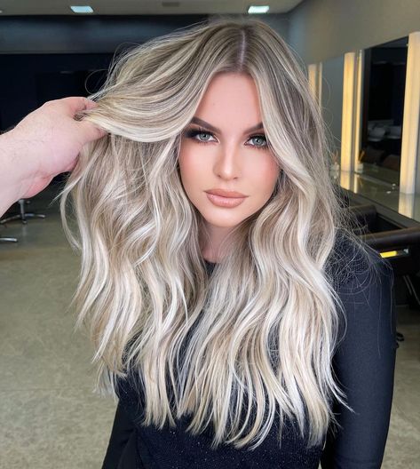 Ash Blonde Balayage With Lowlights, Blonde Dark Roots Balayage, Ash Blonde With Money Piece, Root Smudge Blonde Balayage, Ash Blonde Babylights, Cool Tone Blonde Balayage, Blonde Shadow Root With Money Piece, Dimensional Blonde With Money Piece, Blonde Summer Hair