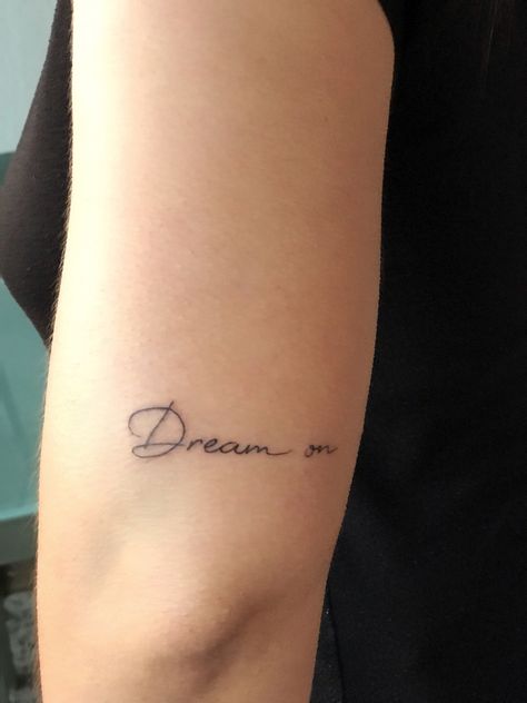 This is my tattoo with the meaning of a dreamer girl that never gives up @mayarasrp ig: @ maymays2 Dreamer Tatoos, Dream On Tattoo, Dream Tattoos Word, Dreamers Tattoo, Dreamer Tattoos, Dreamer Tattoo Ideas, Tattoo Sentences, Dreamer Tattoo, Dreams Tattoo