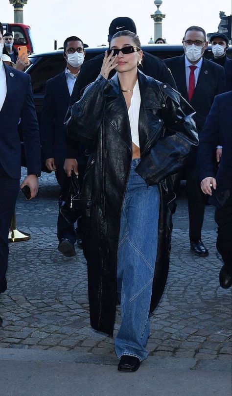 Vday Shoot, Trench Coat Street Style, Leather Coat Outfit, Hailey Style, Hailey Baldwin Street Style, Trench Outfit, 2023 Wardrobe, Paris March, 2023 Aesthetic