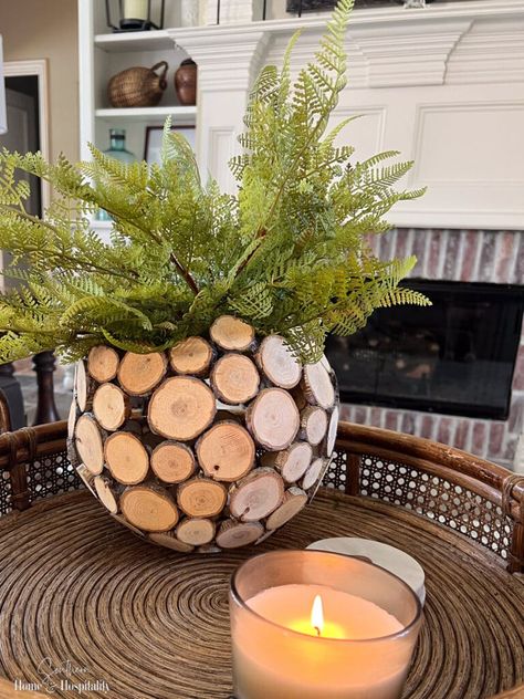 Looking for a creative way to use craft wood slices? Try this cute DIY vase idea with step by step instructions for the perfect organic home decor accessory! Wooden Vase Diy, Wooden Disc Crafts Diy, Crafts With Wood Rounds, Wood Slice Crafts Diy, Wood Slice Coffee Table, Wood Slice Centerpiece, Wood Biscuits, Log Decor, Organic Home Decor