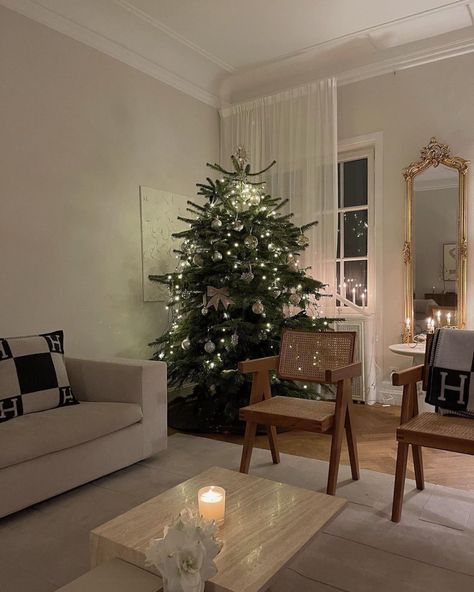 Romanticising Winter, Christmas Tale, Cosy Christmas, Christmas Feeling, Christmas Vibes, Christmas House, Christmas Aesthetic, Christmas Deco, Interior Inspo