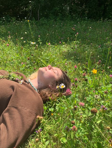 Single Aesthetic Pictures, Side Profile Laying Down, Laying Down In Flowers, Laying In A Field Aesthetic, People Laying Down, Laying In The Sun Aesthetic, Laying In Flowers, Laying In Grass Aesthetic, Laying Down Reference