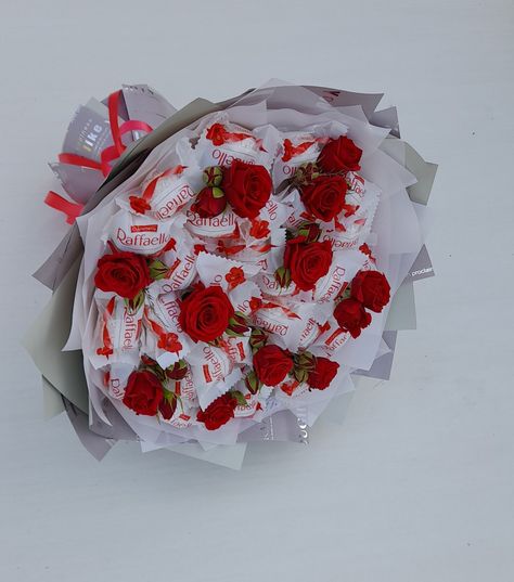 Advent Diy, Chocolate Flowers Bouquet, Chocolate Covered Strawberries Bouquet, Chocolate Bouquet Diy, Candy Bouquet Diy, Girl Gift Baskets, Diy Bouquet Wrap, Valentine Baskets, Strawberry Gifts