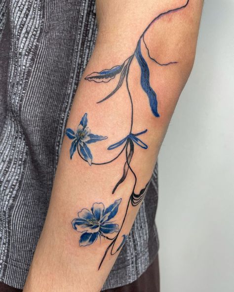 💙🌷🤩 | Tattoo by @pointpaint_ on IG Blue Line Tattoo, Swirly Tattoo, Blue Ink Tattoos, Stick Poke Tattoo, Point Paint, Blue Tattoo, Poke Tattoo, Line Tattoo, Stick And Poke