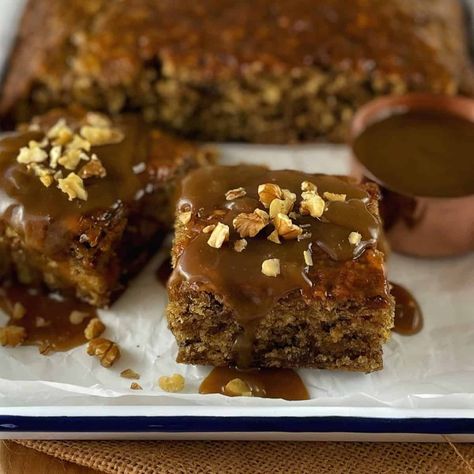 Date Cake Recipe, Sticky Dates, Sticky Date Cake, Date Scones, Easy Toffee, Sticky Date, Sticky Date Pudding, Date Pudding, Butterscotch Sauce