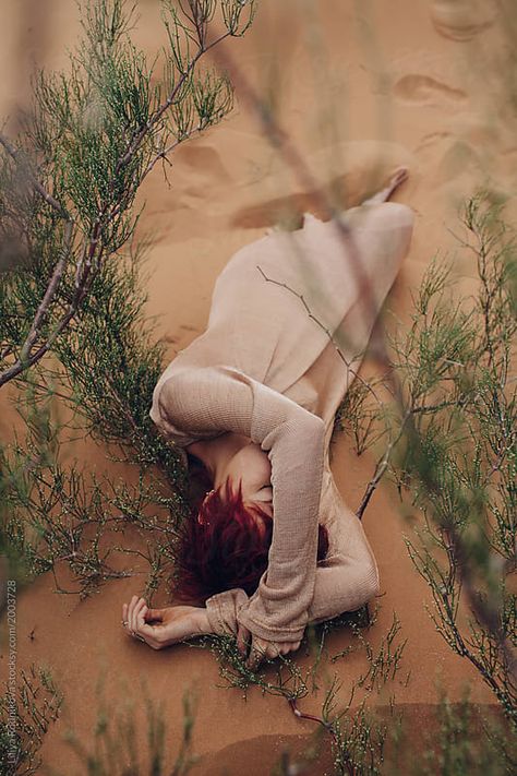 Woman In Desert, Desert Portraits, Desert Woman, Sand Dunes Photoshoot, Queen Of Dragons, Desert Photoshoot, Angry Women, Desert Photography, Nature Photoshoot