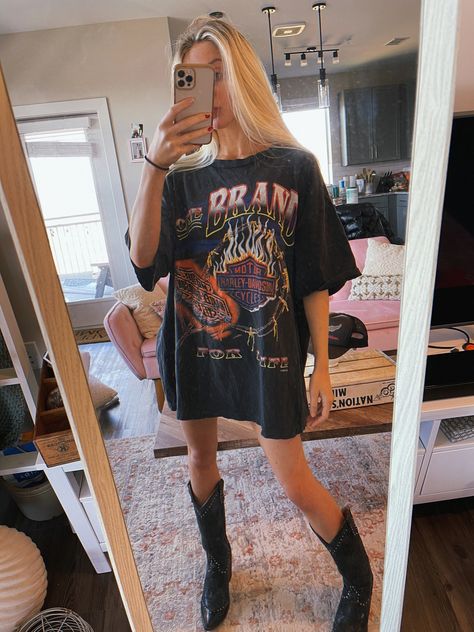 Harley T Shirt Outfit, Vintage Harley Davidson Shirt Outfit, Harley Davidson Tshirt Outfits, Harley Davidson Shirt Outfit, Casual Rocker Style, Harley Davidson Outfit, Harley T Shirts, Vintage Harley Davidson Shirt, Harley Davidson Tshirt