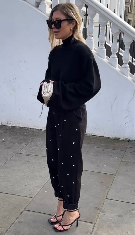 Black Carrot Pants Outfit, Carrot Pants Outfit, Gen Z Outfits, Minimal Sweater, Black Carrot, Carrot Pants, La Outfits, Cool Girl Style, Daily Fashion Inspiration