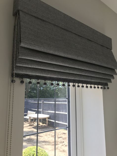 Roman Blind Ideas For Bedroom, Roman Blind With Pelmet, Black Out Blinds Bedroom, Cortinas Black Out, Roman Blinds And Curtains Together, Roman Blinds Ideas, Bedroom Roman Blinds, Roman Blinds Bedroom, Roman Blinds Living Room